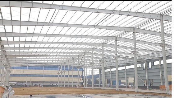 Moderna costruzione di capannoni con struttura in acciaio leggera con cinque tipi principali di componenti strutturali