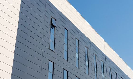 Magazzino industriale con struttura in acciaio, porta avvolgibile e sistema di rivestimento in lana di roccia ignifuga