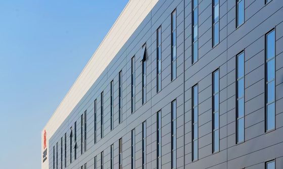 Magazzino industriale con struttura in acciaio, porta avvolgibile e sistema di rivestimento in lana di roccia ignifuga