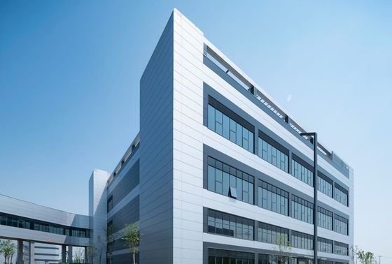 Magazzino industriale con struttura in acciaio, porta avvolgibile e sistema di rivestimento in lana di roccia ignifuga