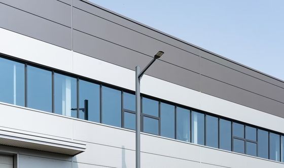 Soluzione di progettazione e fabbricazione di magazzini di strutture in acciaio resistenti con rivestimento di pannelli sandwich
