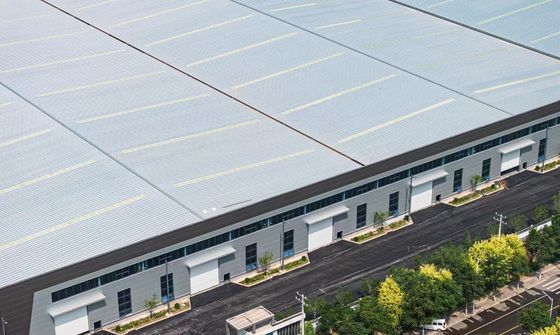 Soluzione di progettazione e fabbricazione di magazzini di strutture in acciaio resistenti con rivestimento di pannelli sandwich