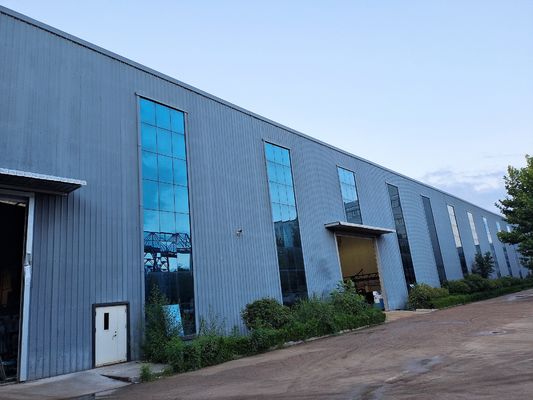 Officina prefabbricata con struttura in acciaio dal design personalizzato, capannone metallico su misura
